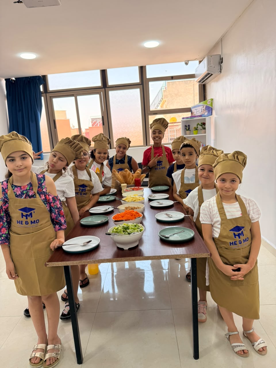 Atelier de cuisine en équipe avec les élèves
